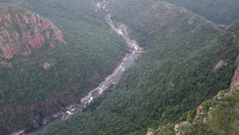 Luftaufnahme-Der-Landschaft-über-Das-Drakensberg-Gebirge,-Durch-Das-Ein-Fluss-Fließt,-Südafrika