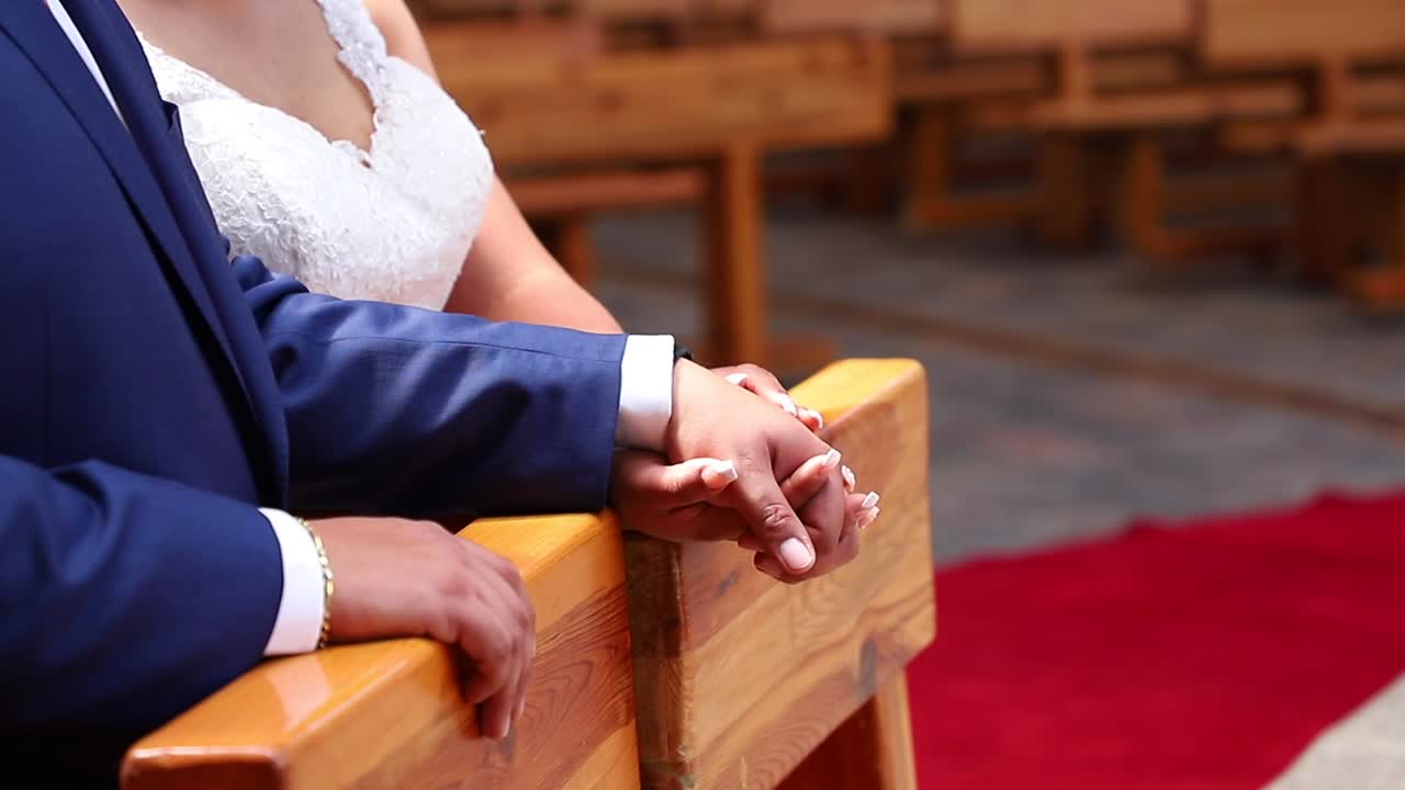 pareja cogida de la mano en la iglesia católica