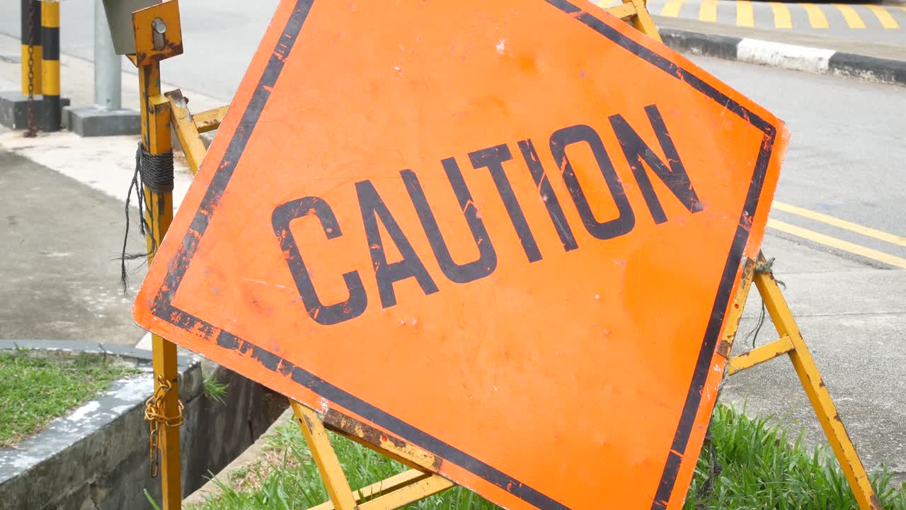 싱가포르 의 거리 에 있는 경고 표지판