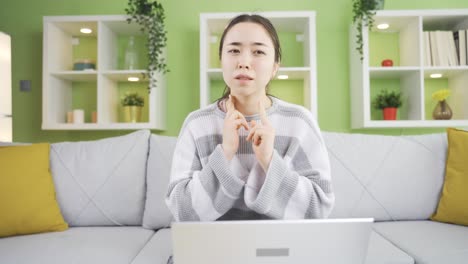 삼키는 데 어려움을 겪는 젊은 아시아 여성의 목이 아파요.