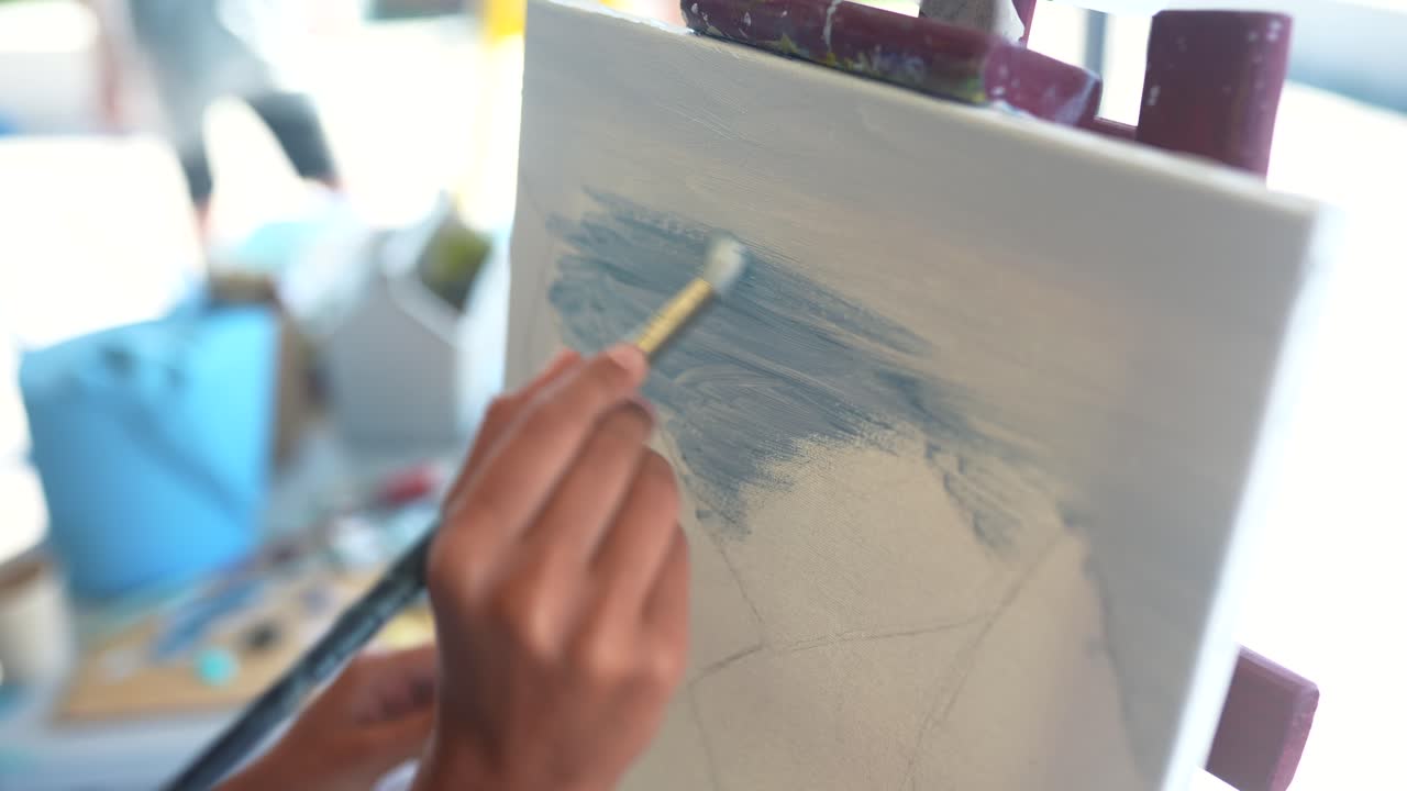 persona pintando una imagen en lienzo