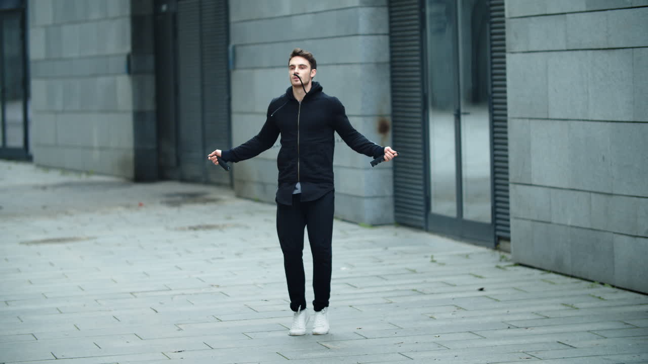 야외에서 뛰어다니는 운동선수