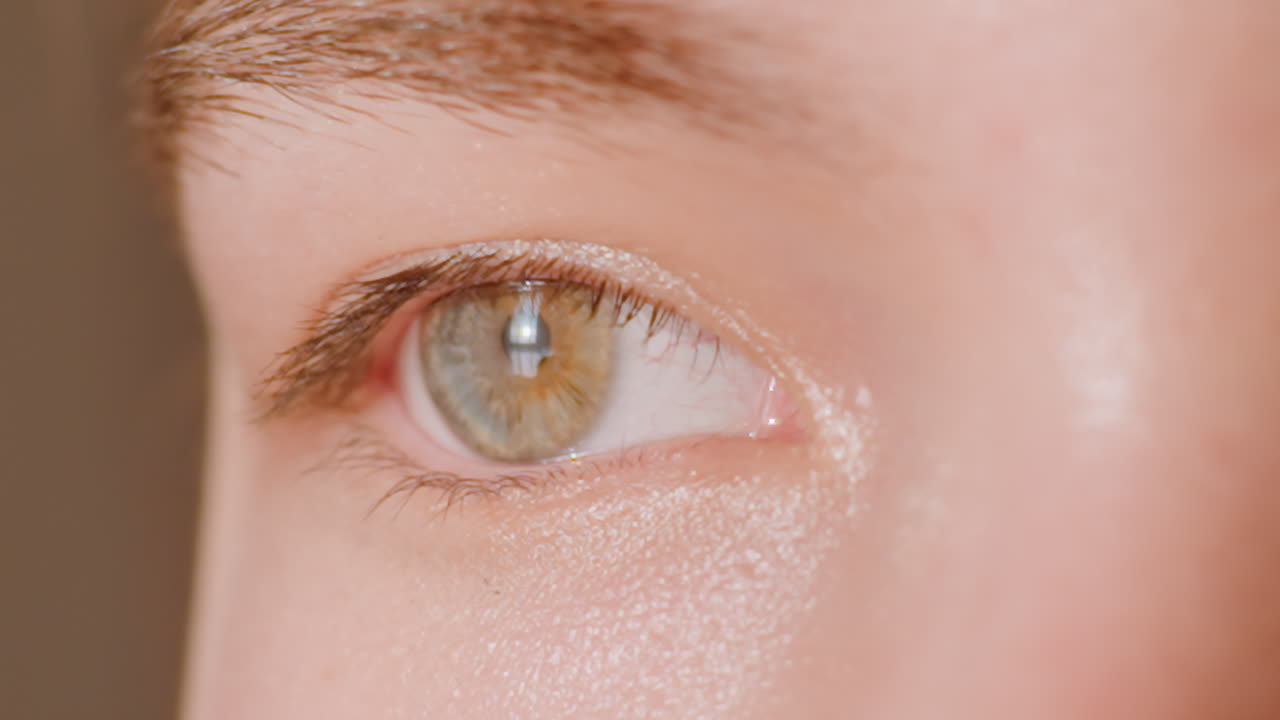 Caucasian Teenager Draws With Focus, Close Up Of Teenage Girl With Green Eyes Sketching Sideways, Portrait Of Young Caucasian Artist With Vibrant Green Eyes Focused On Drawing In Profile