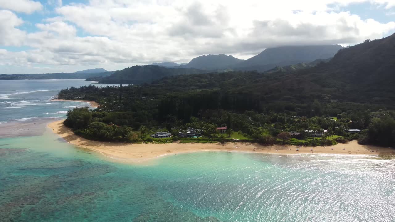 vista aérea cinematográfica de una isla increíble costa de hawaii