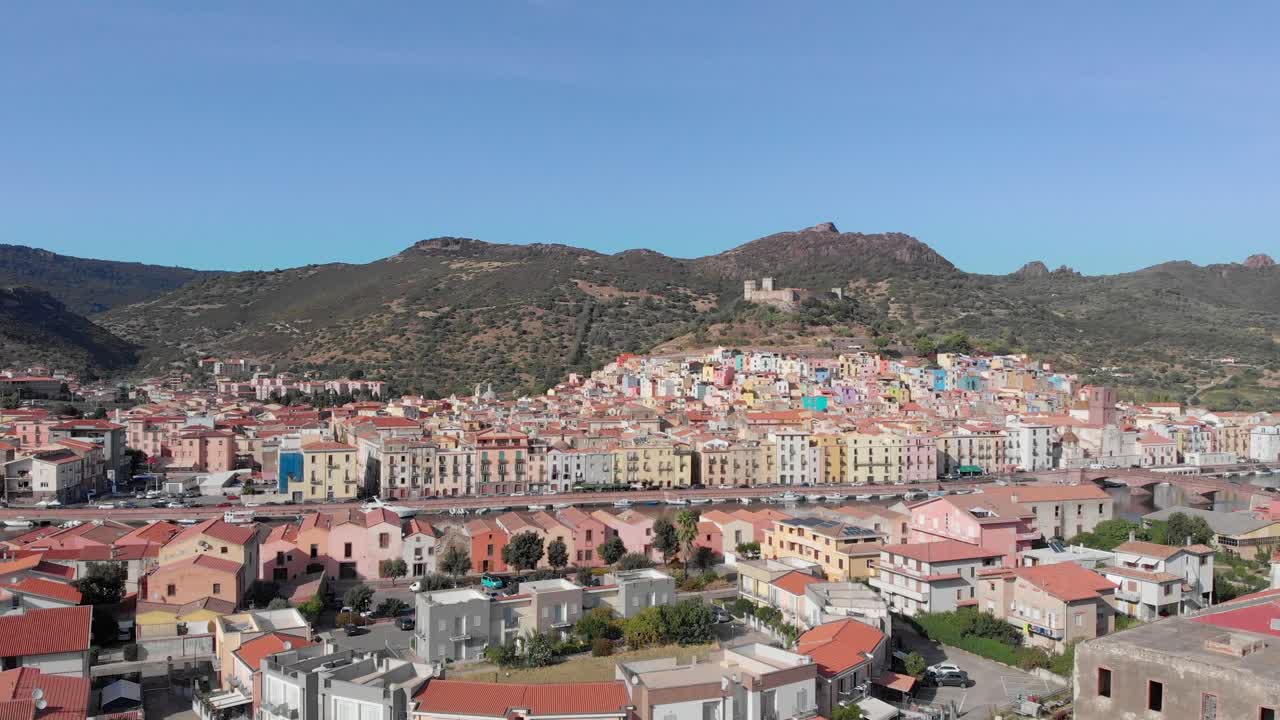 Ilmakuva: Pystysuora dronen nousu Bosan ja Serravalle-linnan yllä, Sardinia, Italia