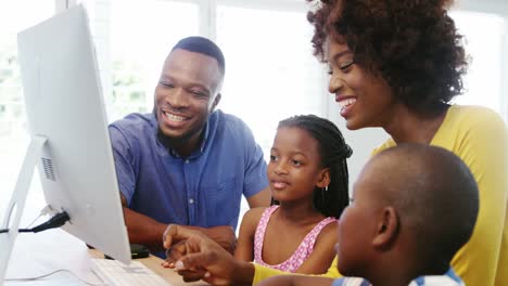 Familia-Feliz-Usando-Computadora-De-Escritorio