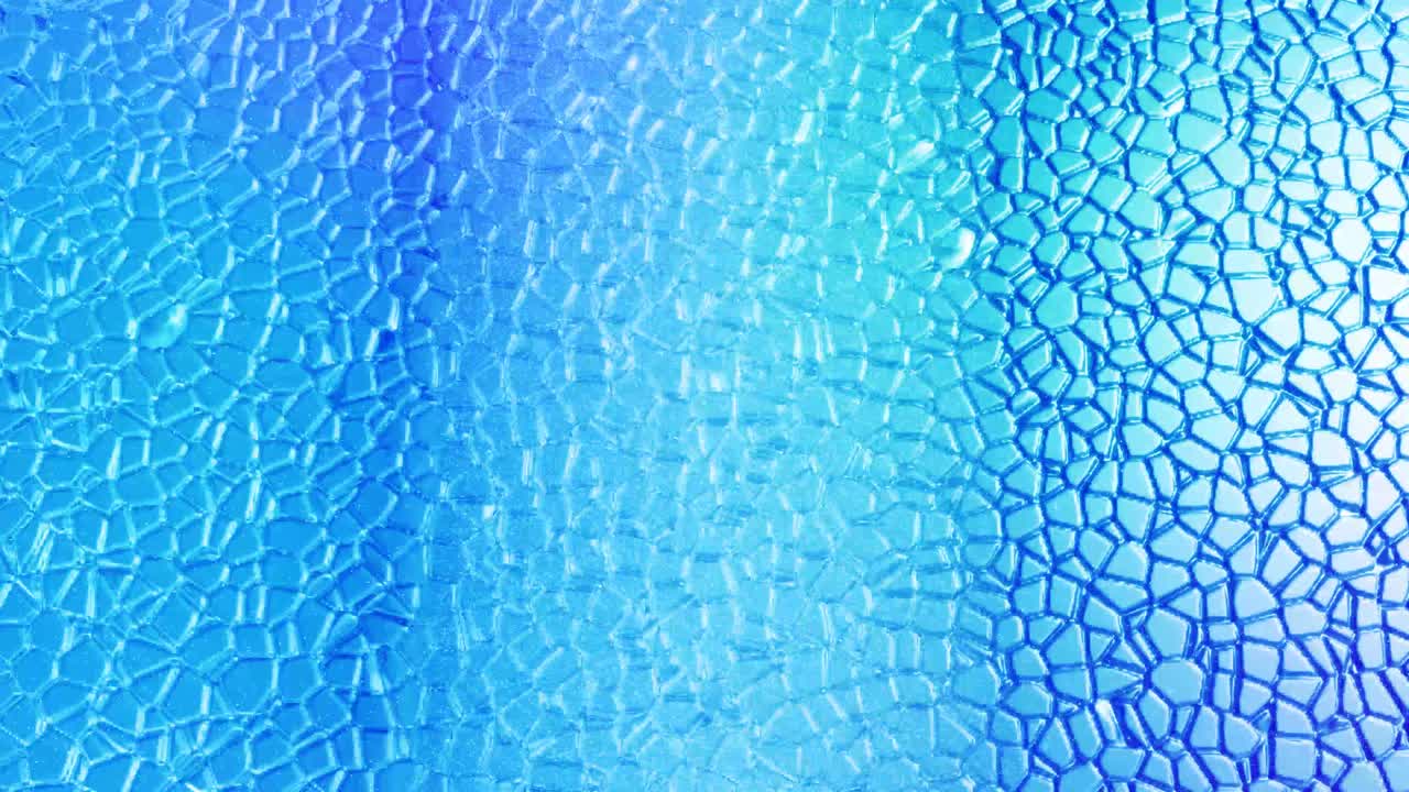 fondo líquido abstracto en bucle con patrón brillante ondulado en una superficie brillante y brillante. fluido azul viscoso como la superficie de papel de aluminio o vidrio brillante. hermoso telón de fondo festivo creativo. simple bg brillante