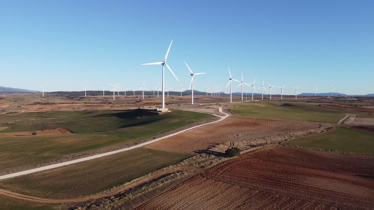 molinos de viento en el campo en un día soleado