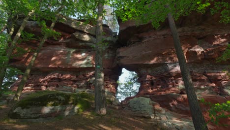 Torres-De-Roca-Roja-únicas-En-Medio-De-Un-Bosque-Sombreado,-Altschlossfelsen,-Alemania