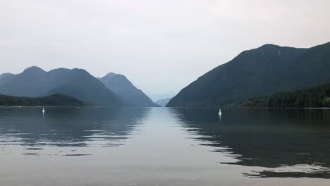 Alouette-lake-mountain-reflection-on-cloudy-day-in-Golden-ears-park,-Maple-Ridge,-BC,-Canada