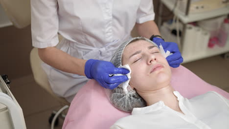 mujer que recibe tratamiento facial