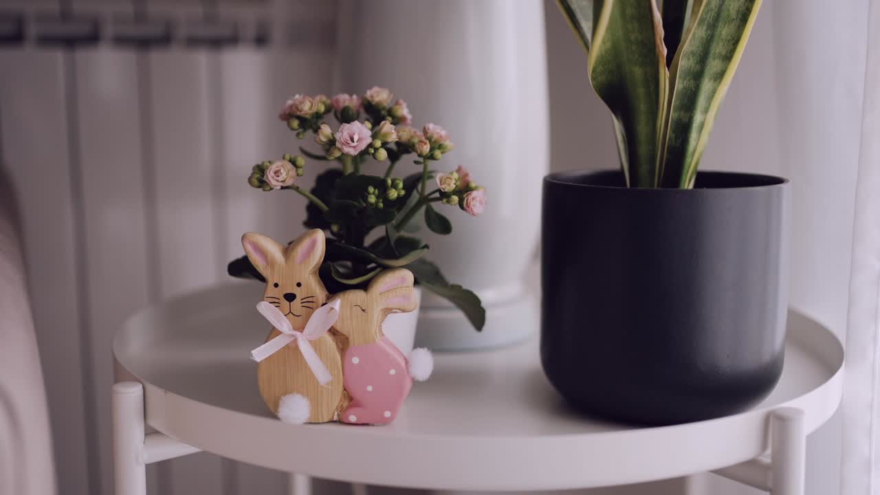очаровательный интерьер с деревянными статуетками кроликов и горшками