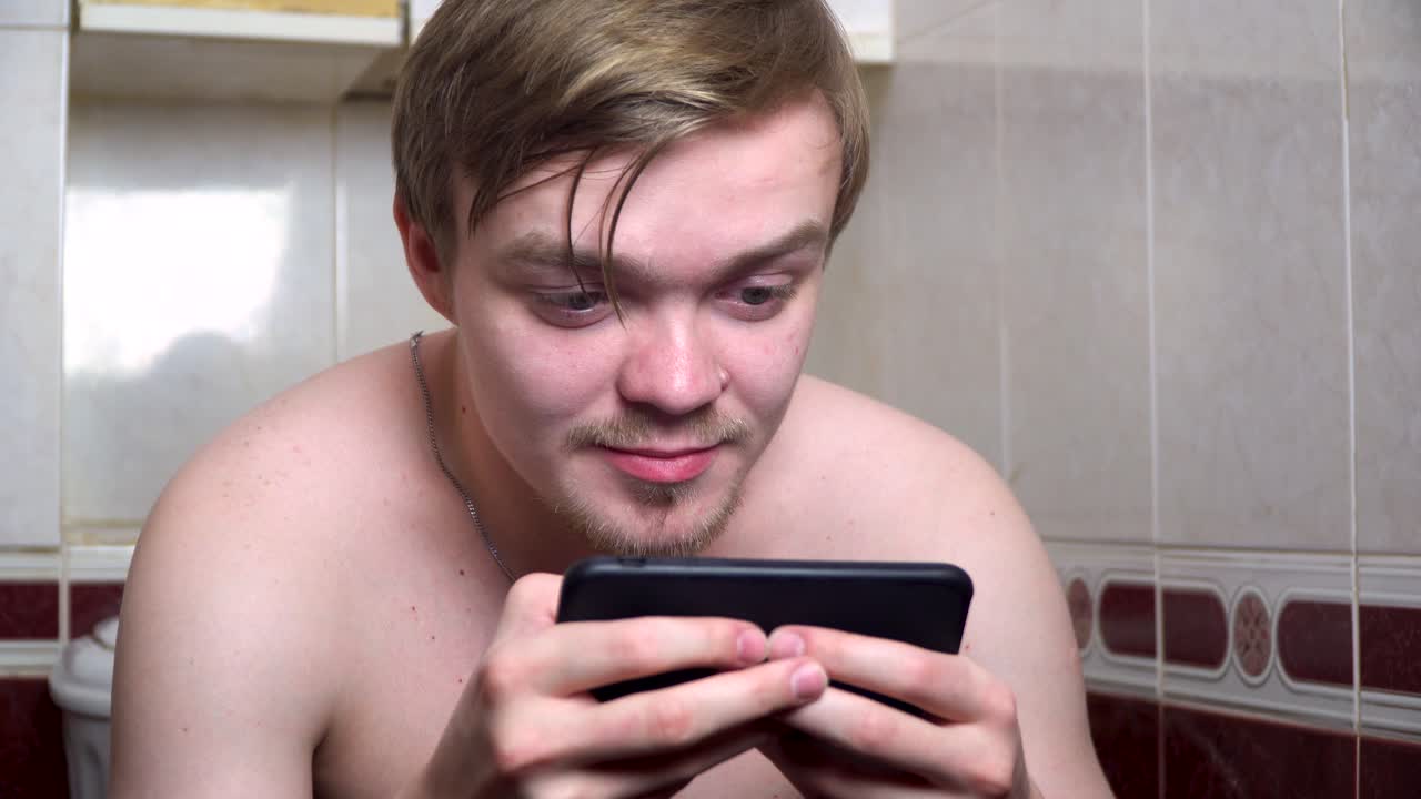 화장실 에서 전화 를 사용하는 남자