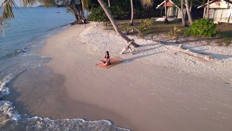 La-Meditación-Y-El-Yoga-Se-Extienden-Hasta-La-Puesta-Del-Sol