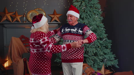 Pareja-Romántica-De-Abuelos-De-La-Familia-Mayor-Bailando-En-Casa-Cerca-Del-árbol-De-Navidad-Celebrando-El-Año-Nuevo