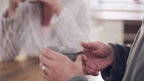 una pareja teniendo una conversación mientras tiene