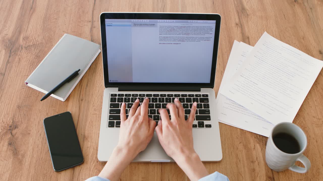 persona que trabaja en una computadora portátil en un escritorio