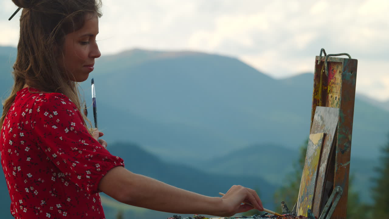 화가 그림 산의 전망. 영감을 화가 명상 색상 클로즈업