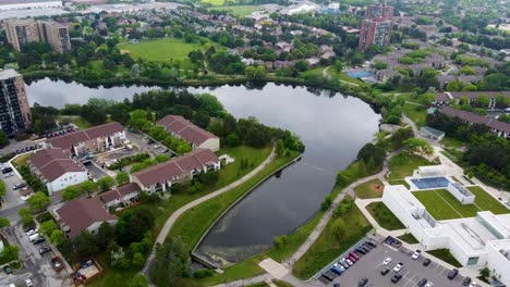 vista aérea de un río que atraviesa un vecindario de mississauga