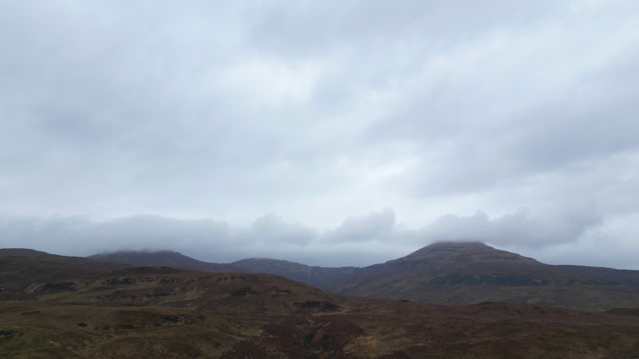 스카이 섬 의 산꼭대기 위 에 움직이는 구름 의 공중 사진