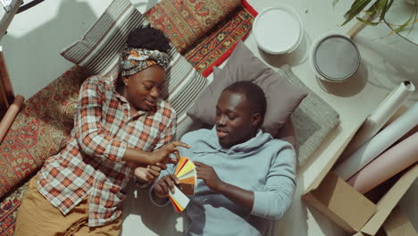 Afroamerikanisches-Paar-Diskutiert-Farbpalette-Während-Der-Hausrenovierung