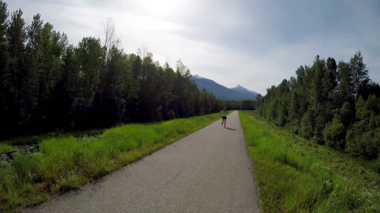 시골 도로 4k 에서 조 ⁇  하는 여자