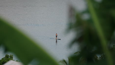 Hombre-Relajándose-En-Paddleboard-Al-Atardecer-En-La-Isla-De-Moso,-Vanuatu