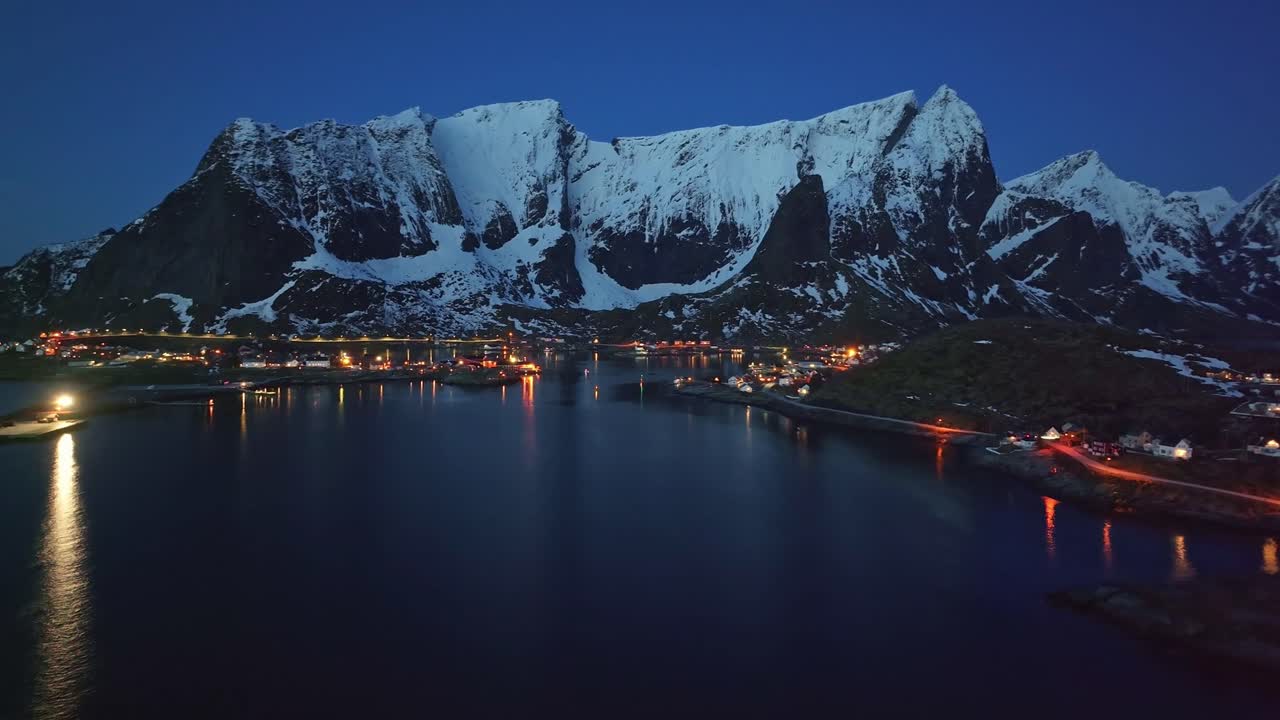 Luftfoto af Lofotens smukke landskab om vinteren