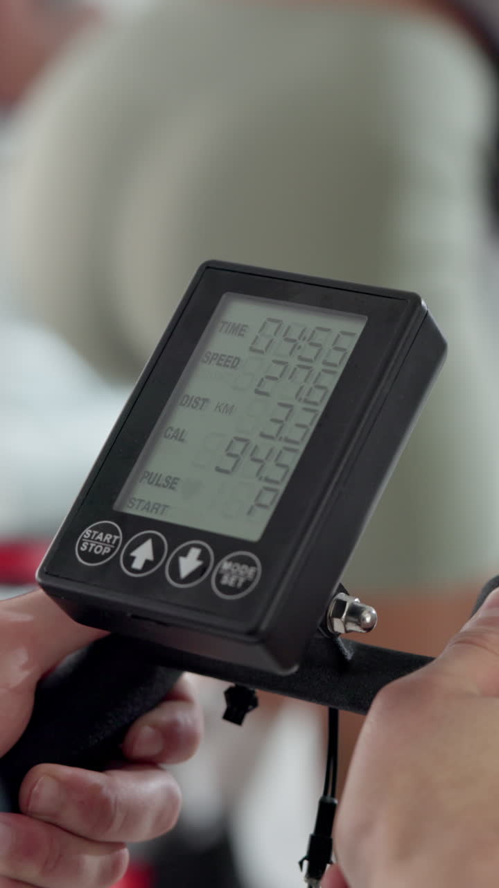 Primo piano del display di una cyclette che mostra i dati dell'allenamento