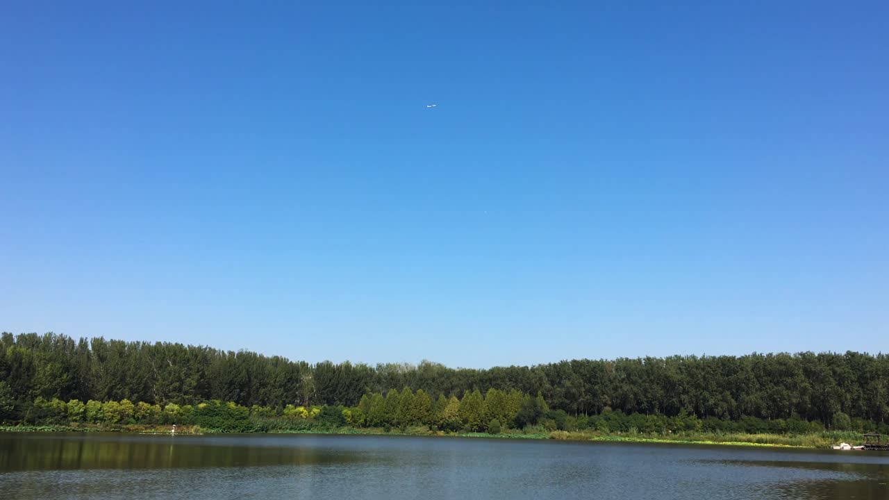 여객기가 머리 위로 날아갈 때 중국 베이징의 한시차오 습지