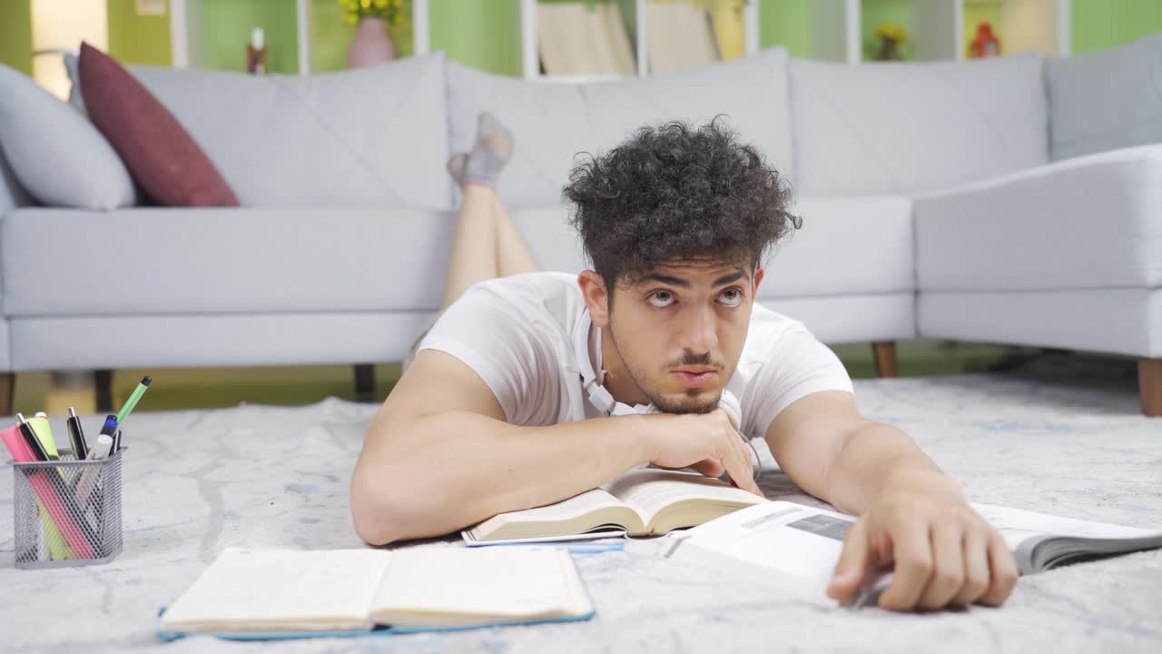 un joven deprimido y triste solo en casa.