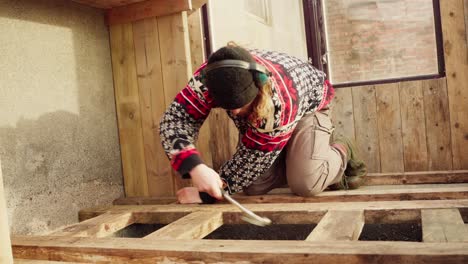 Hombre-Con-Martillo-Instalando-Estante-De-Madera-Dentro-Del-Invernadero