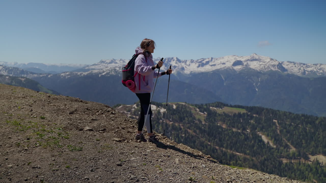 mujer haciendo senderismo en las montañas