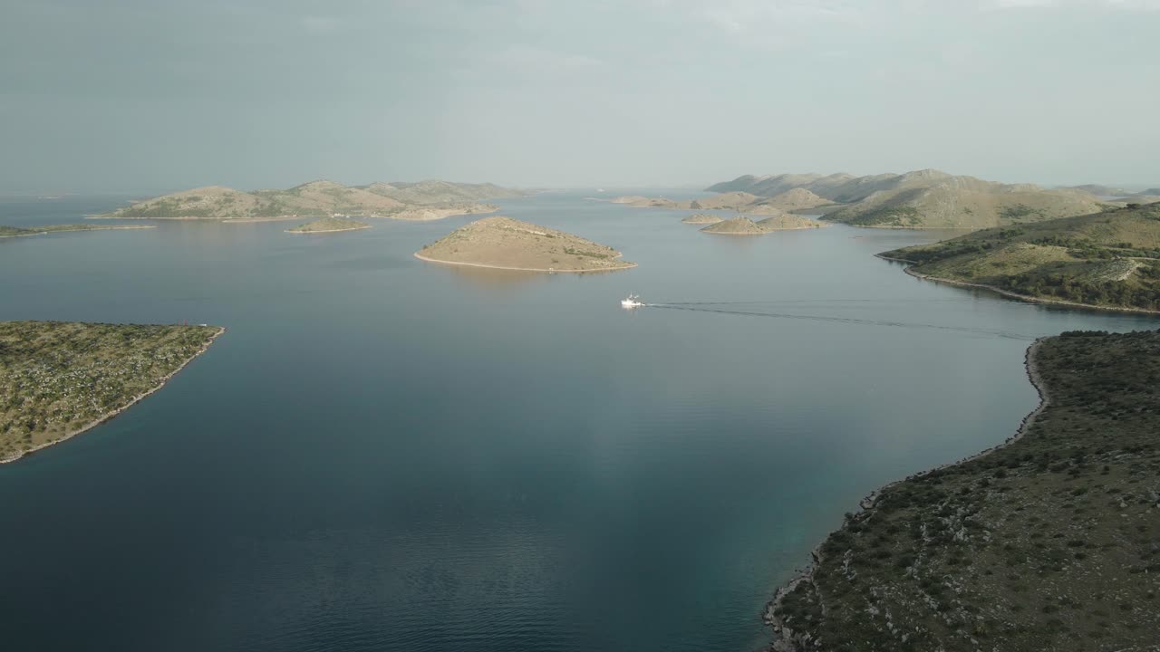 아름다운 크로아티아에서 드론으로 촬영된 석양에 출항하는 어선