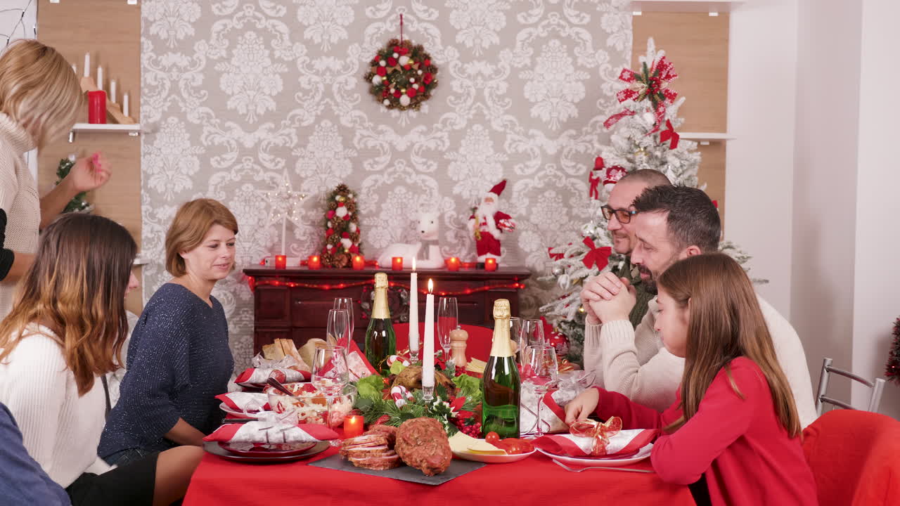 celebración de la cena de navidad en familia