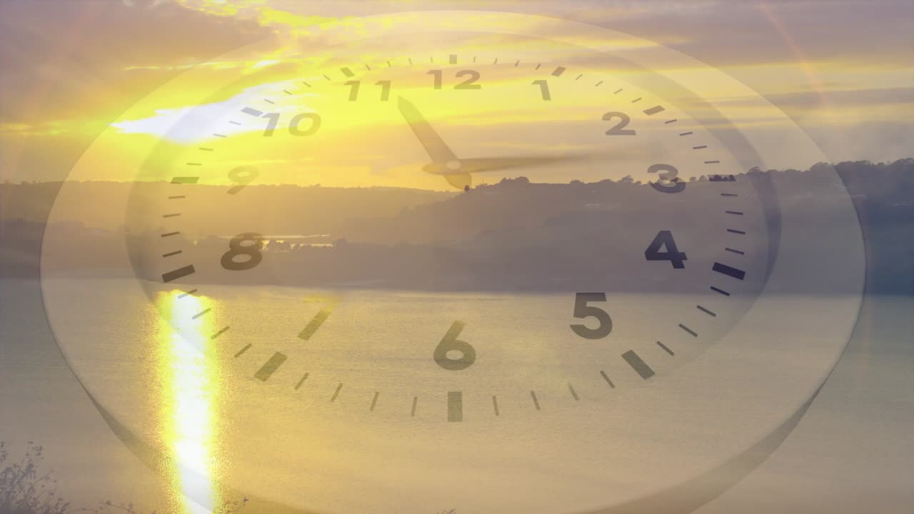 Durante la riproduzione, il quadrante composito di un orologio ruota mentre la luce solare dorata si sposta per visualizzare lo scorrere del tempo.