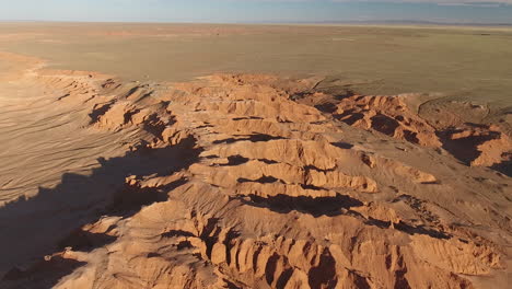 Impresionante-Gran-Vista-Aérea-De-Los-Acantilados-En-Llamas-Sitio-De-Fósiles-Del-Cañón-De-Bayanzag-Mongolia