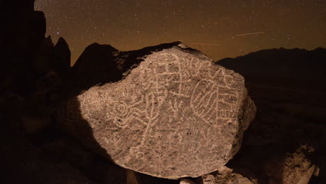 dolly shot time lapse en la noche de un sitio de petroglifos paiute del valle sagrado de owens en las sierras orientales de california 5