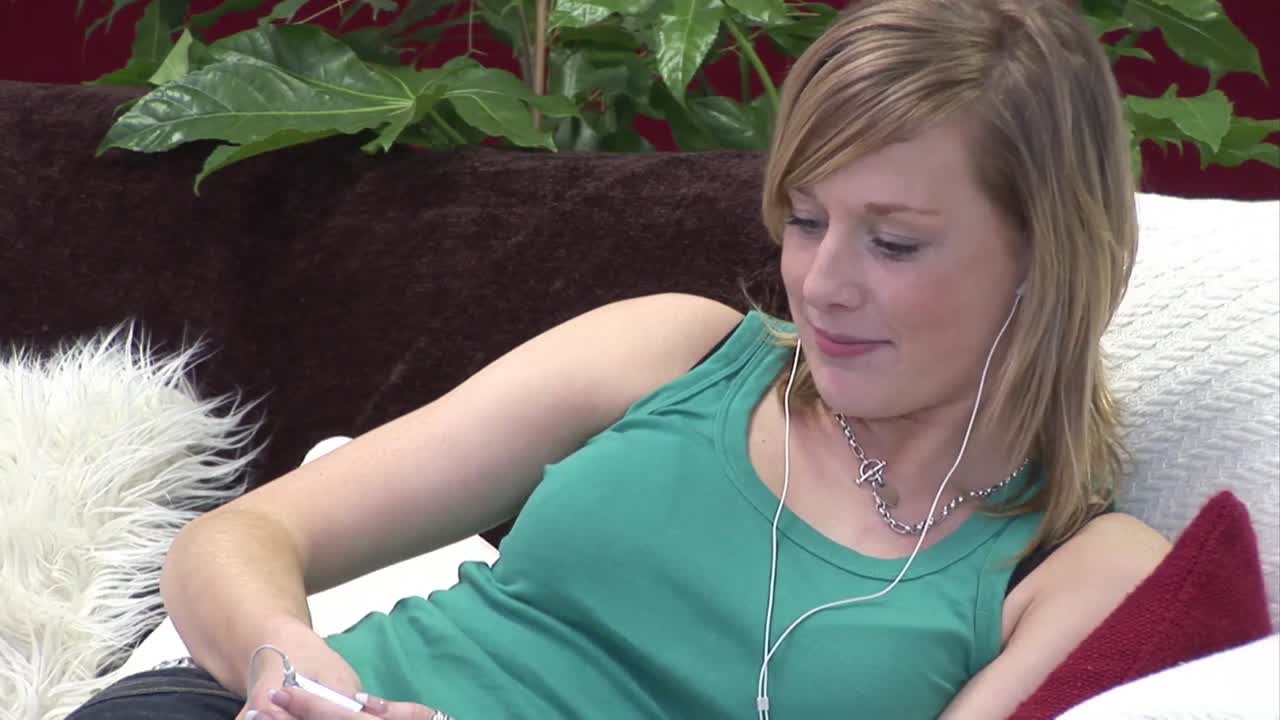 adulto joven escuchando música