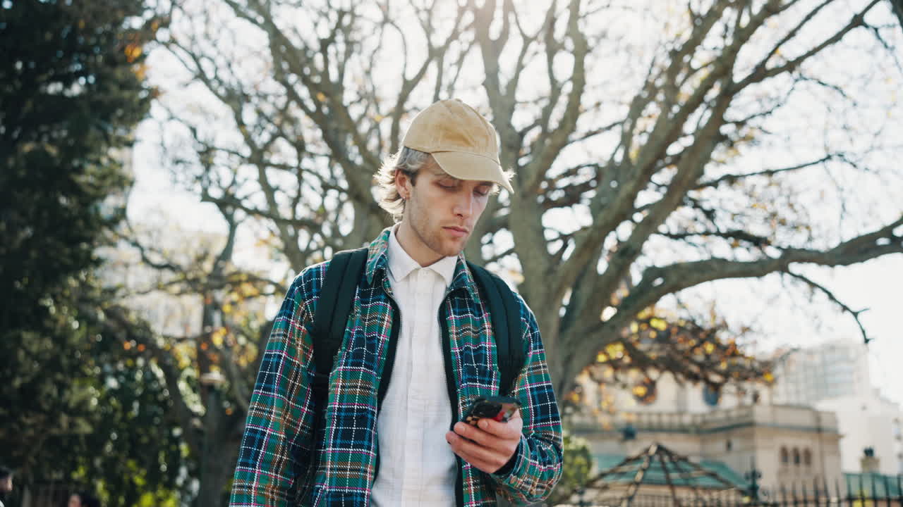 야외에서 전화를 사용하는 남자