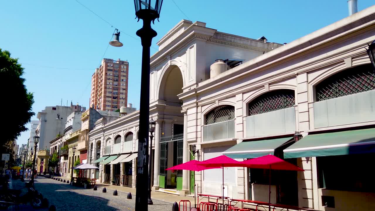 Buenos Aires, Arjantin'de San Telmo Antika Pazarı'nın tarihi sokakta kuruluşu