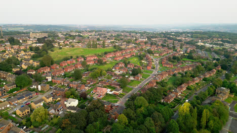 Sumérgete-En-El-Encanto-De-La-Finca-Municipal-De-Dewsbury-Moore-A-Través-De-Impresionantes-Imágenes-Tomadas-Con-Drones,-Destacando-Las-Famosas-Viviendas-Urbanas,-Las-Casas-Adosadas-De-Ladrillo-Rojo-Y-El-Encanto-Industrial-De-Yorkshire.