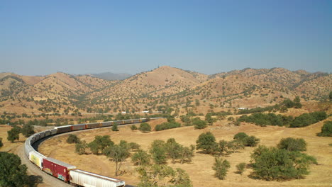 un tren union pacific recorre el paisaje del sur de california - vista aérea