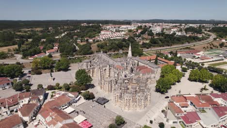 Vogelperspektive-Mit-Blick-Auf-Das-Historische-Denkmalgebäude,-Das-Kloster-Batalha-In-Portugal