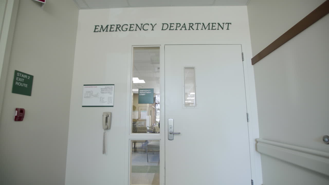Aproximação lenta da porta do Pronto-Socorro do Hospital - Câmera Lenta - 4K UHD.