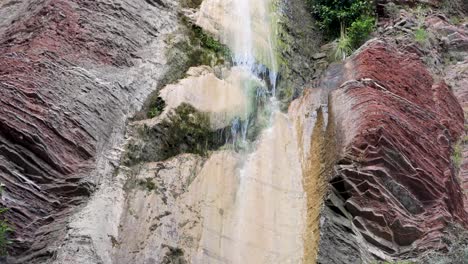 cascada delgada que fluye por la montaña