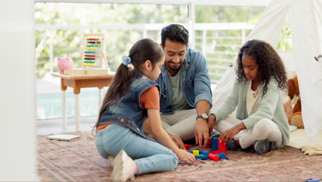 bloques de construcción, el padre y las niñas juegan