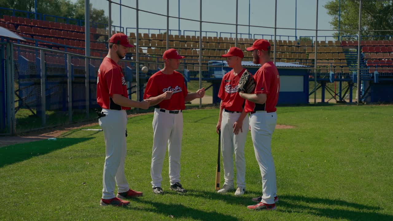Una squadra di baseball sul campo