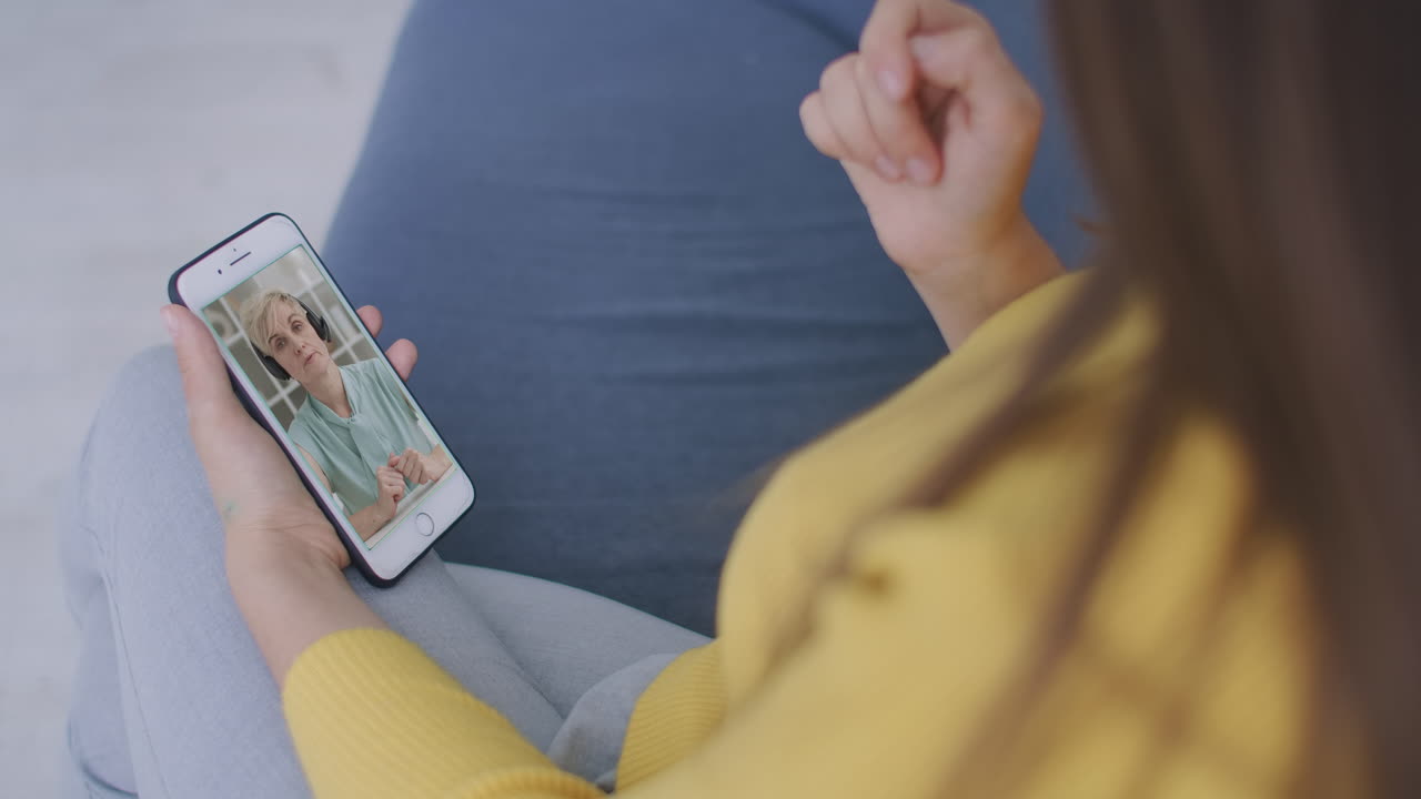 estudiante maestra tutora usa auriculares inalámbricos videoconferencia llamando por teléfono móvil hablar por cámara web aprender enseñar en chat en línea webinar a distancia concepto de enseñanza en línea