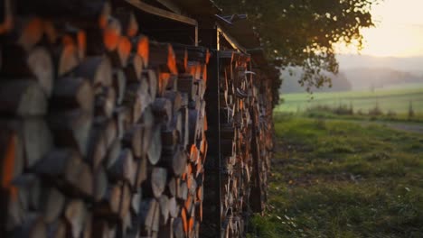 Großer-Holzstapel-An-Einem-Schönen-Morgen-Mit-Luftbild,-Um-Ein-Feuer-Zu-Machen